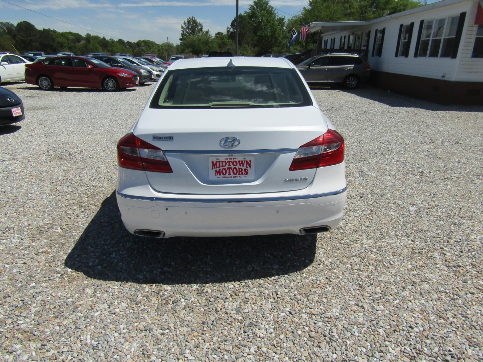 2014 White /Tan Hyundai Genesis (KMHGC4DD2EU) with an V6 engine, Automatic transmission, located at 15016 S Hwy 231, Midland City, AL, 36350, (334) 983-3001, 31.306210, -85.495277 - Photo #6